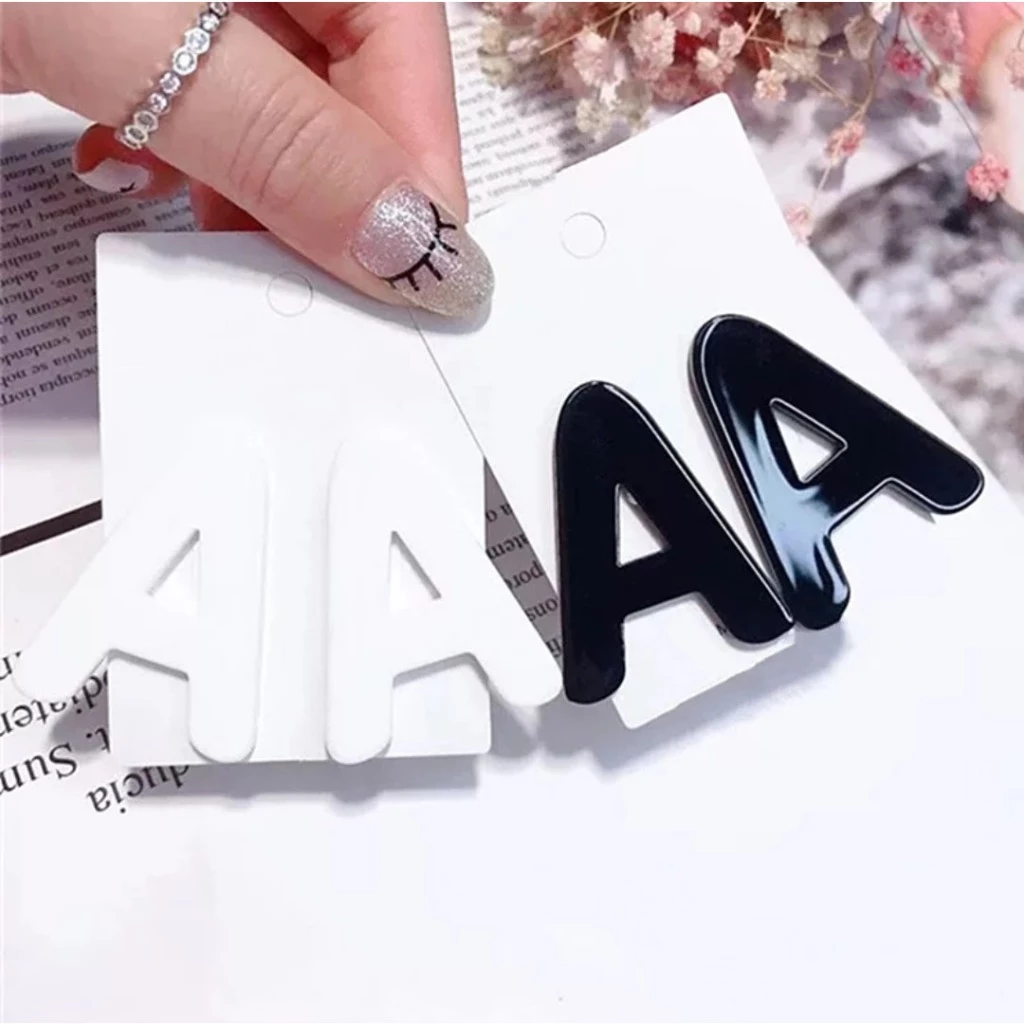 Anting Tusuk Wanita Korean Style / Anting Stud Model Tulisan A - Z  Bebas Milih